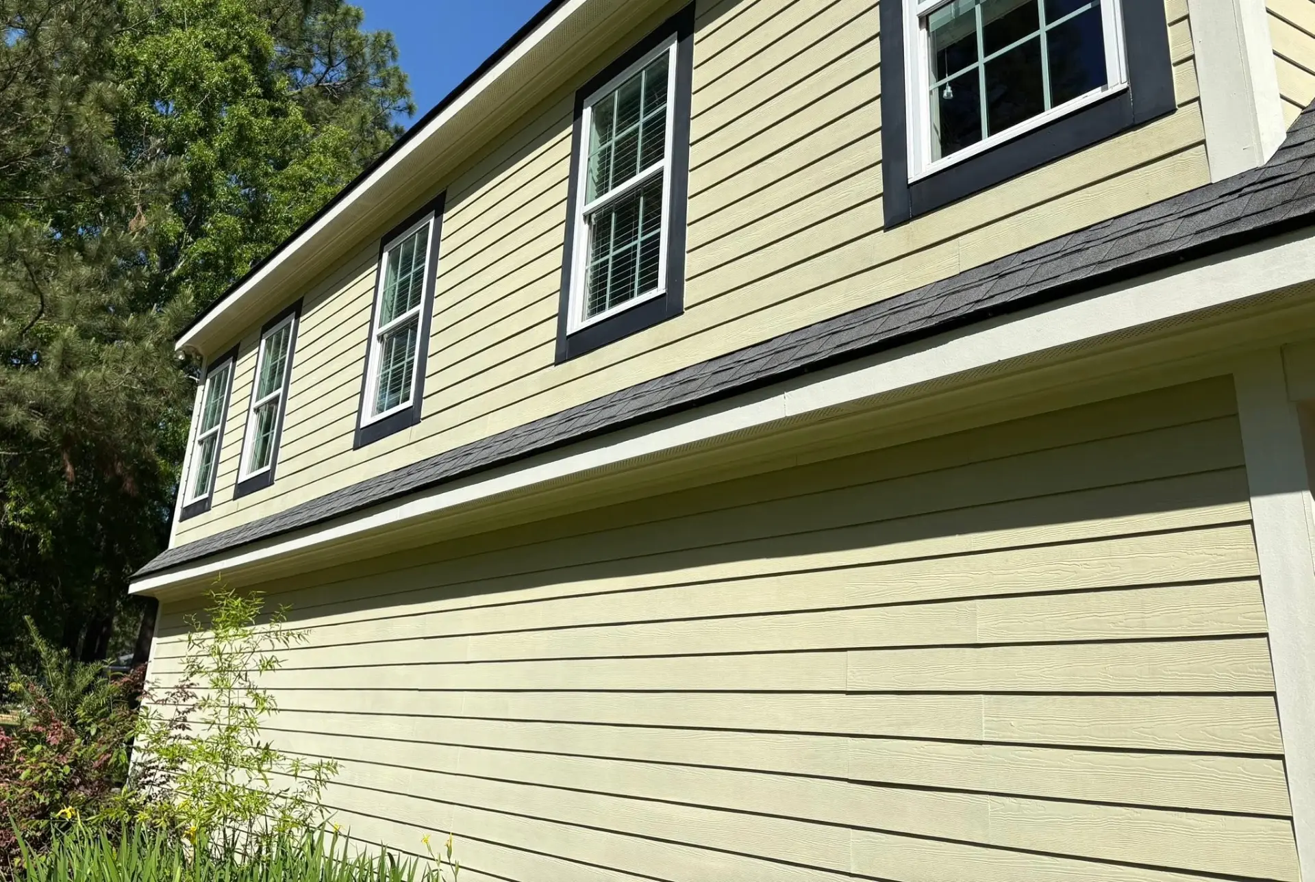 Lap Siding & Roofline — drag to compare — after cleaning by FloPro Pressure Cleaning