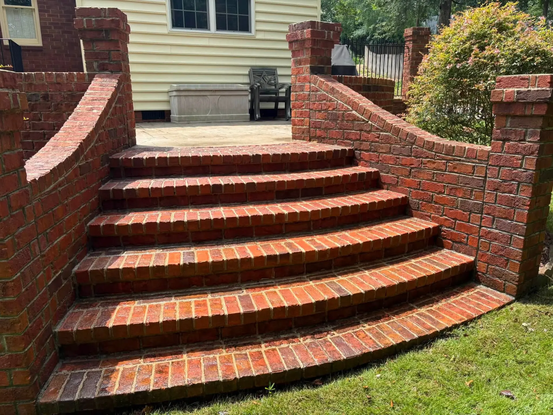 Brick Patio Steps — drag to compare — after cleaning by FloPro Pressure Cleaning