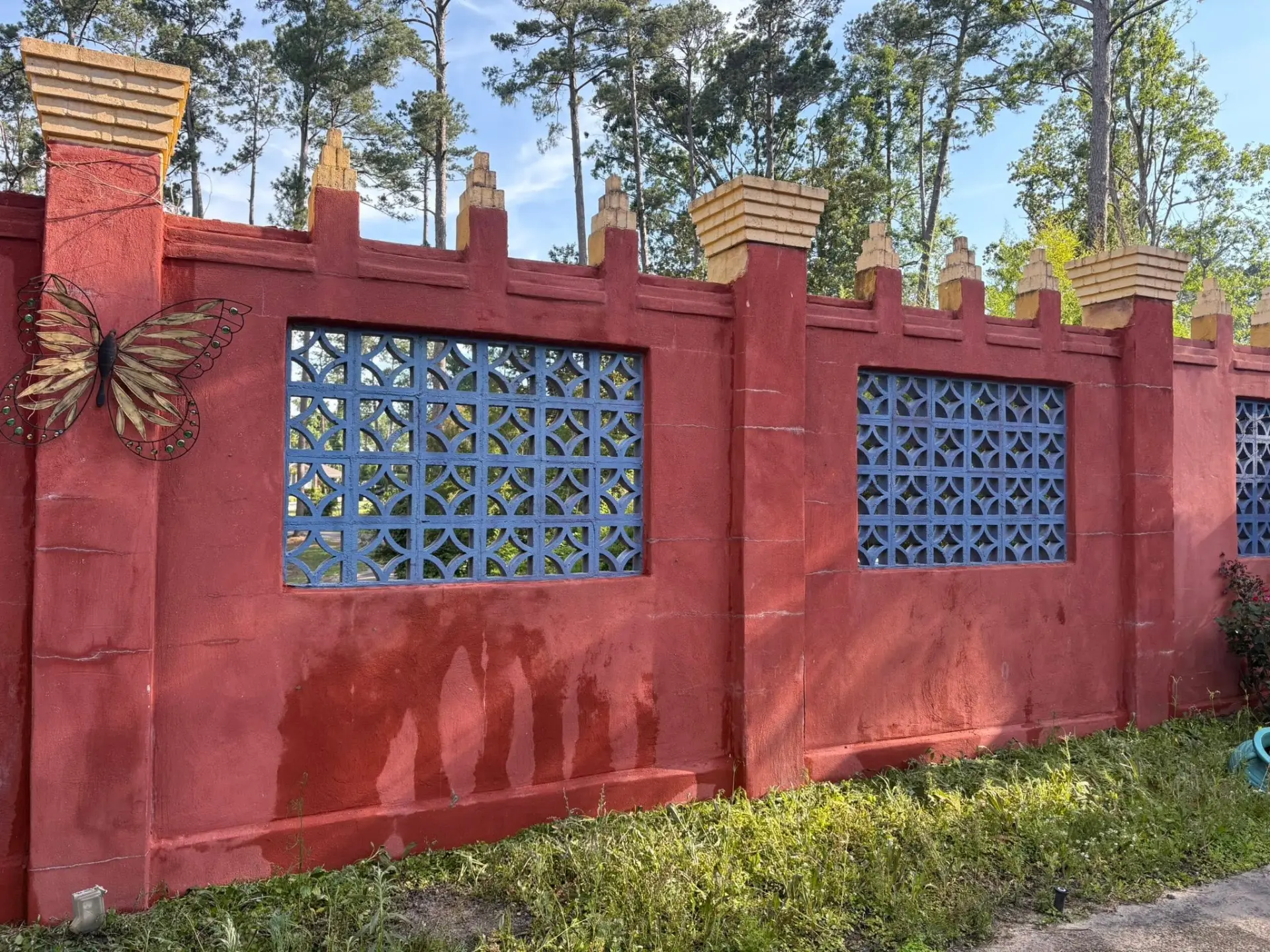 Stucco Privacy Wall — drag to compare — after cleaning by FloPro Pressure Cleaning