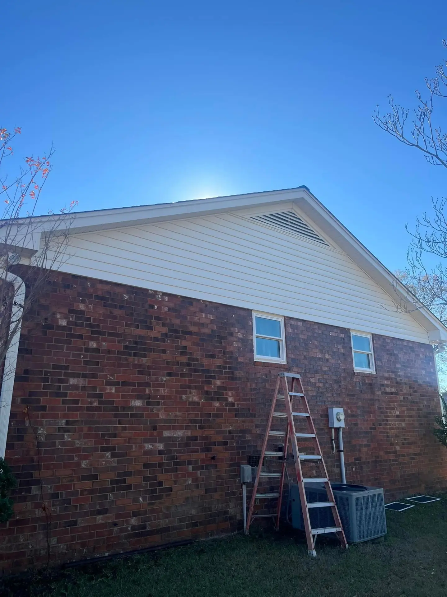 Brick Gable, Soffit & Vinyl — drag to compare — after cleaning by FloPro Pressure Cleaning